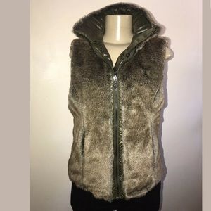 Nine West Women’s faux fur vest small reversible